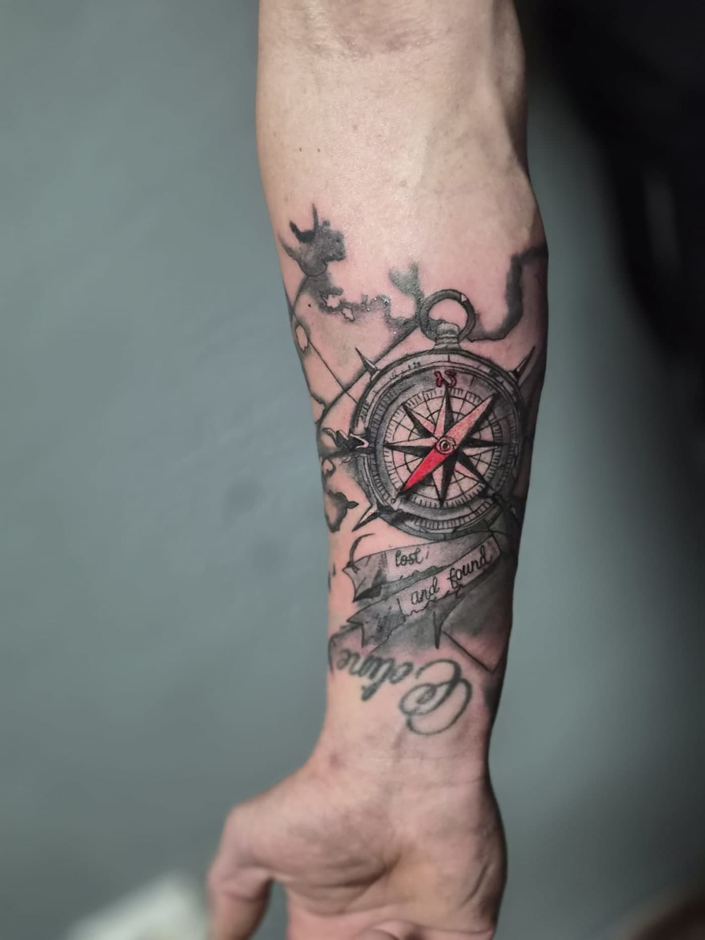 Black and Gray Kompass Unterarm Tattoo by Another Ink Nürnberg Tattoo Studio