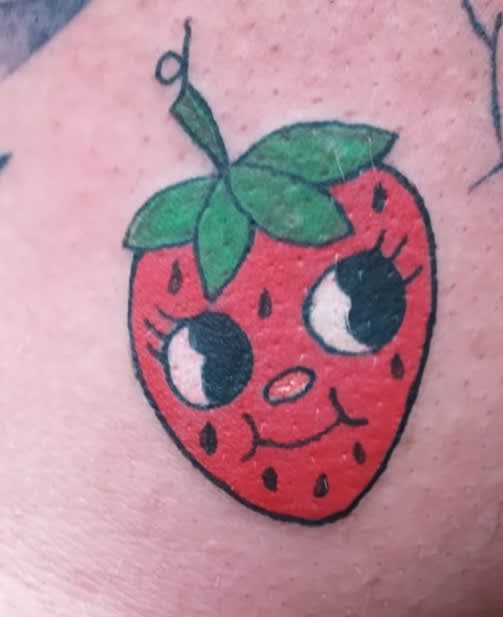 Color Erdbeere Tattoo by Another Ink Nürnberg Tattoo Studio