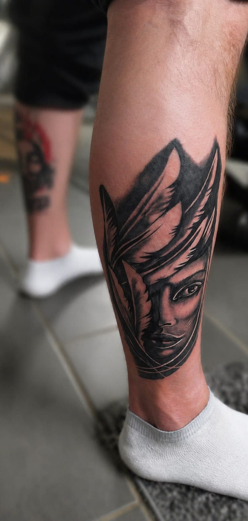 Black and Gray Frauen Portrait mit Federn Tattoo by Another Ink Nürnberg Tattoo Studio